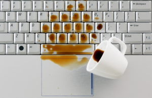 „Pojistka na blbost“ vás vytáhne z průšvihů. Za jakou cenu ji sjednáte?